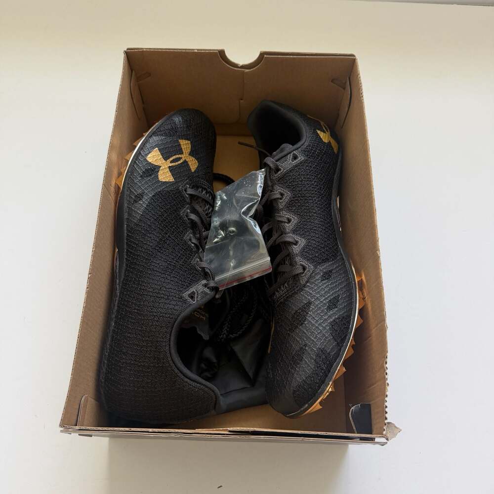 Under Armour HOVR Smokerider Sprint Spike Black Metallic Gold